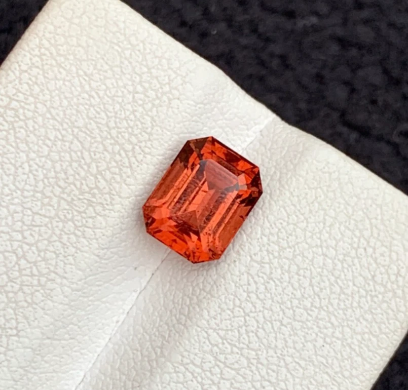 Turmalina naranja rojiza de 2,20 quilates de África - Forma esmeralda Foto 3 de 4