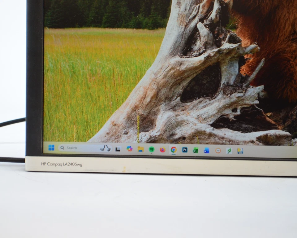 HP Compaq LA2405wg 24" 1920x1200 Widescreen LCD Monitor  DVI VGA DPort No Stand - Image 3 of 4