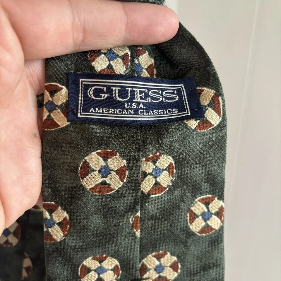 "Corbata geométrica verde vintage Guess importada de seda hecha en EE. UU. para hombre 58"" L 4"" W" Foto 4 de 4