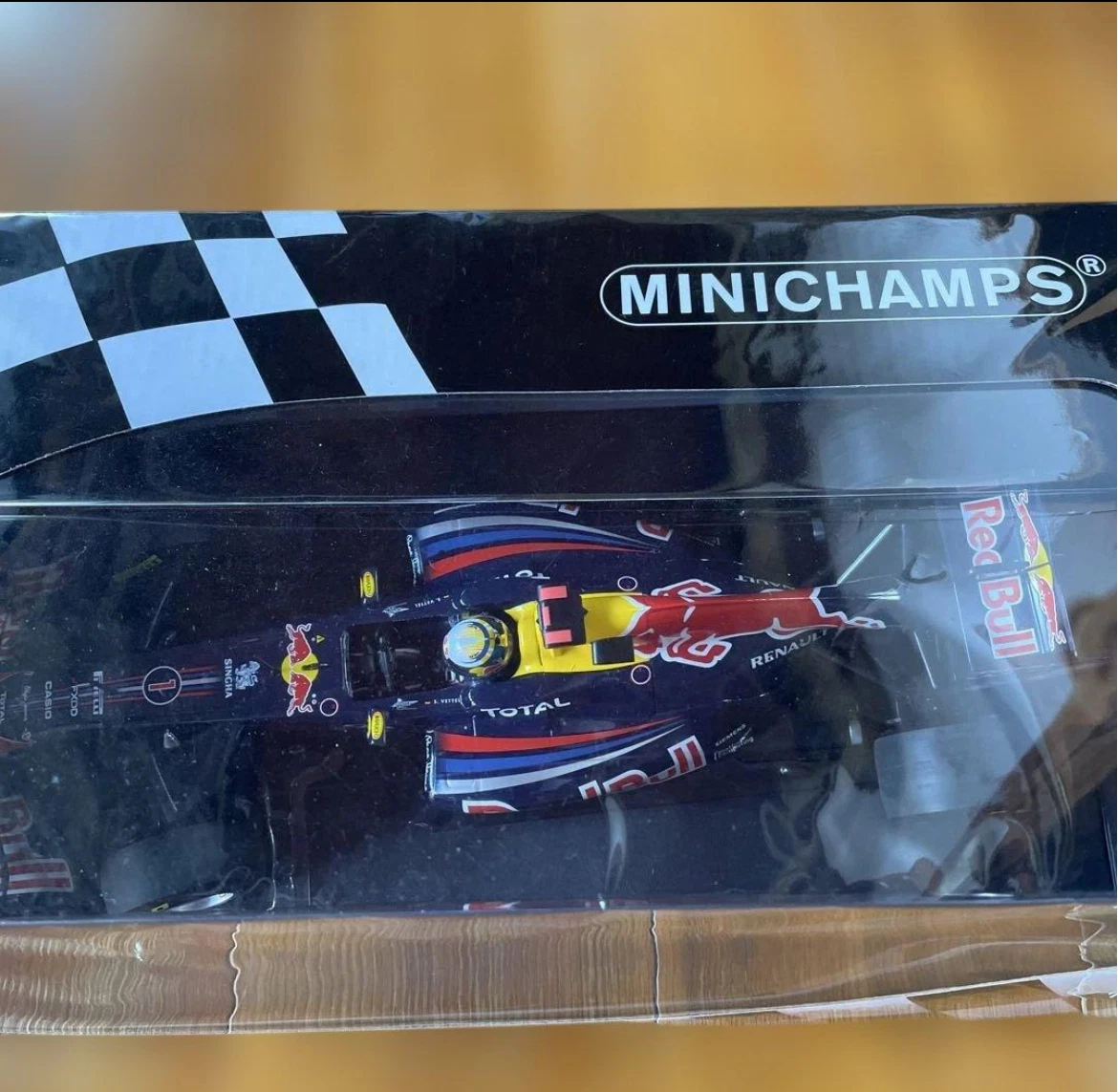 激安通販の Vettel Sebastian MINICHAMPS ベッテルRB7 2011 1/18