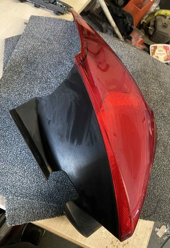 FORD FOCUS 2014-2017 LUZ TRASERA DERECHA OFFSIDE EXTERIOR F1EB-13404-BE Foto 2 de 4