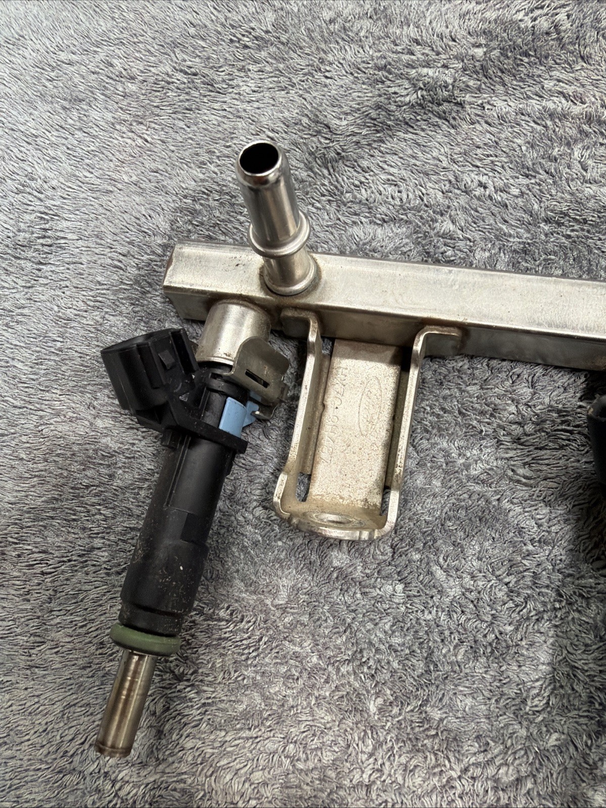 2020-2023 FORD ESCAPE 1.5L ENGINE LOWER PRESSURE FUEL RAIL RAMP & INJECTOR OEM