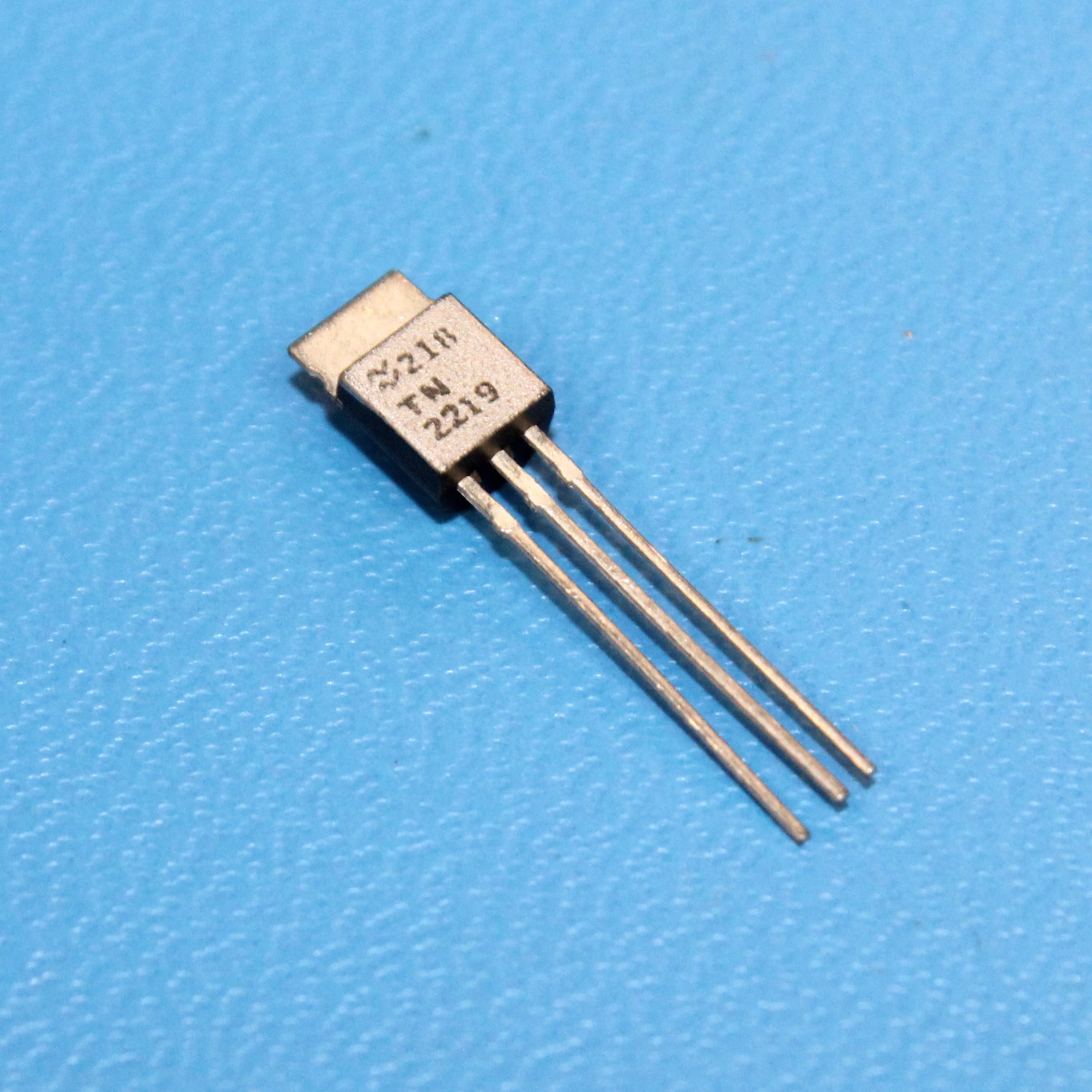 Guida ai pinout del transistor 2N2222: configurazione e funzioni