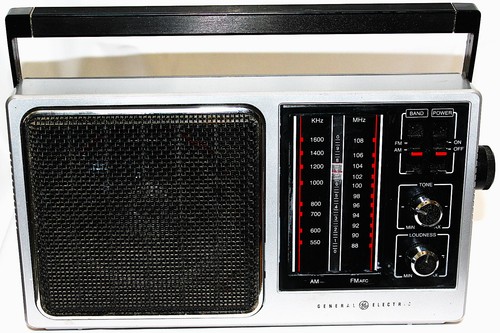 VINTAGE GENERAL ELECTRIC AC/DC PORTABLE AM/FM RADIO MODEL NO. 7-2857A ...