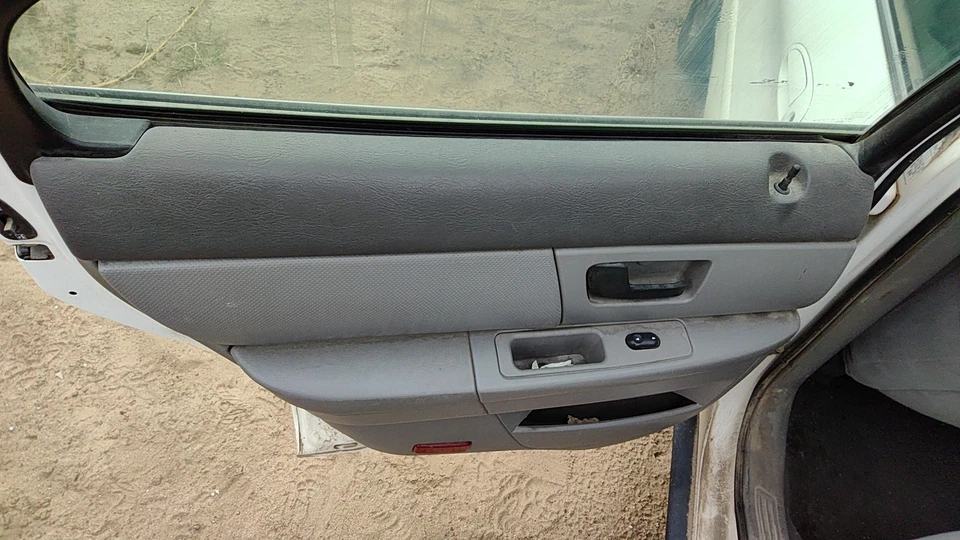 2004 2005 Mercury Sable Driver painel de acabamento da porta traseira esquerda com interruptores traseiros cinza - Imagem 3 de 4