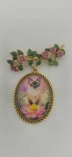 Handcrafted Artisan siamese cat Glass Cameo Brooch