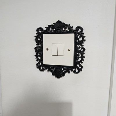 Viktorianischer Stil inspiriert schwarz verziert Lichtschalter Surround
