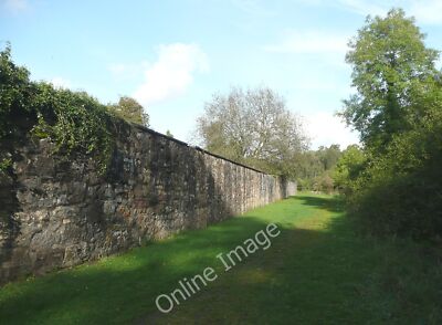 Foto 12x8 Die Außenseite des ummauerten Gartens, Dean Castle Country Park Film c2011