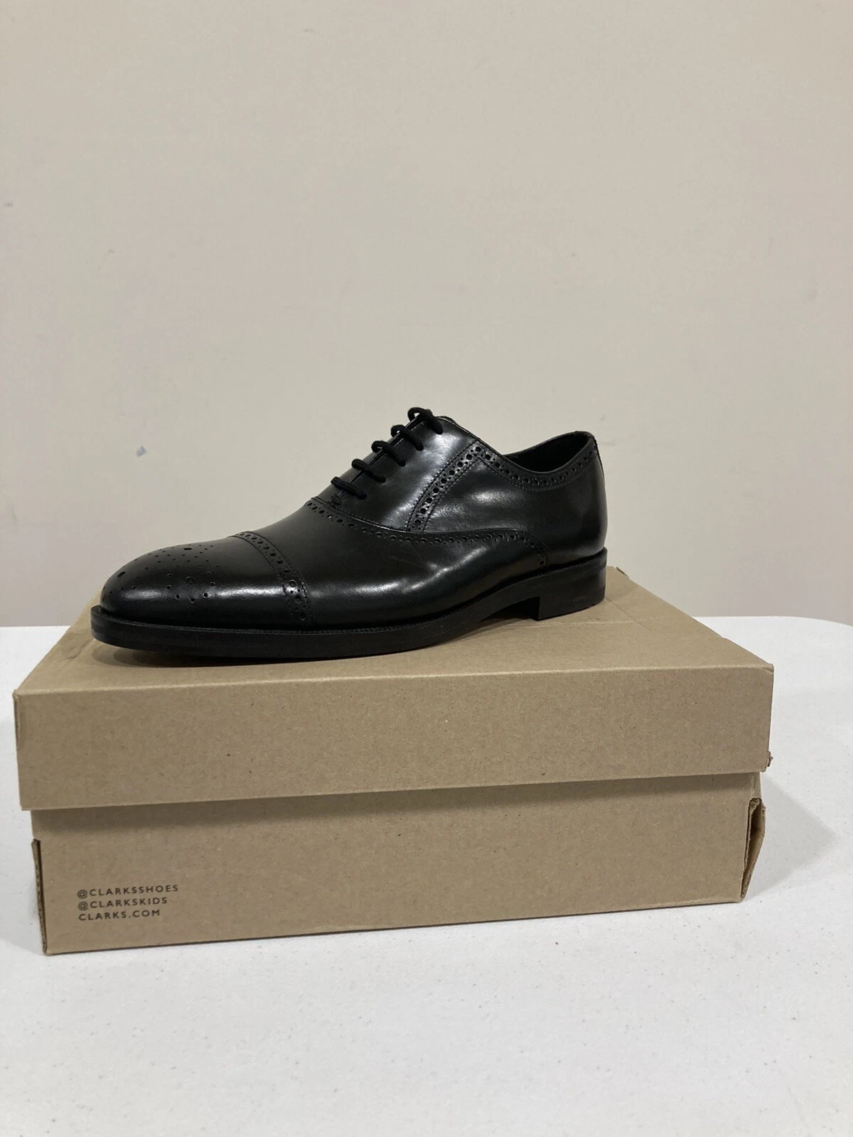 Scarpe Oxford Clarks Oliver Limit da uomo in pelle nera con punta alare e brogue taglia US 8 5