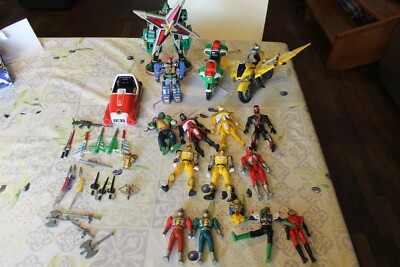 LOT JOUETS POWER RANGERS BANDAI 1999 a 2002 + armes et autre a déterminer