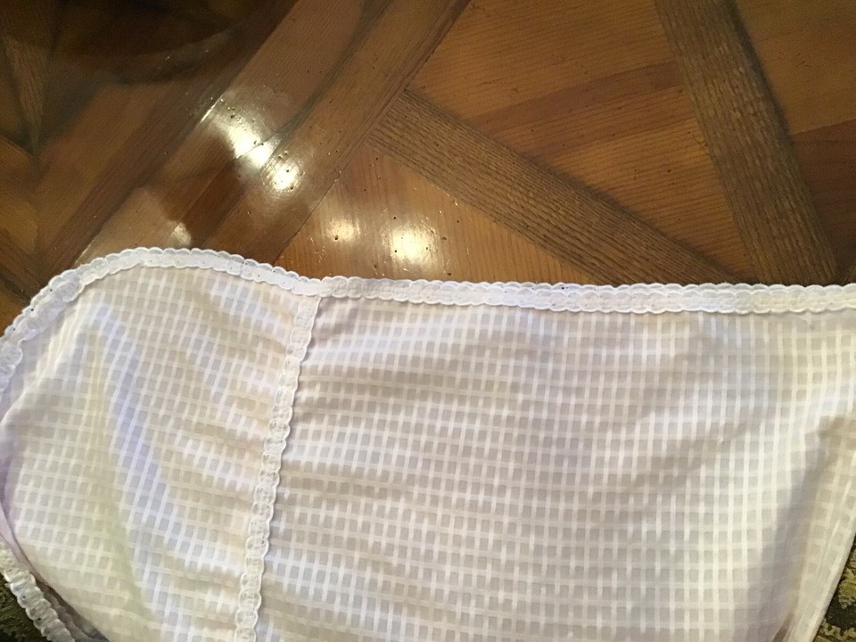 MATOUK Light Pink Check Twin Single Scalloped Coverlet White Eyelet