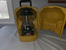 VTG COLEMAN 220J DBL MANTLE LANTERN DATE 10/75 YELLOW CLAM SHELL CASE DATE 12/79