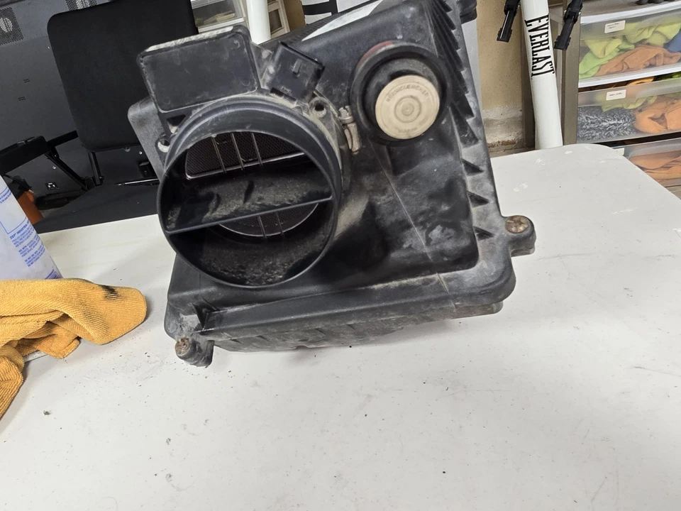 GMC Yukon Escalade Sierra AIR cleaner filter INTAKE box airbox 5.3 6.0 01-06 OEM - Image 4 of 4