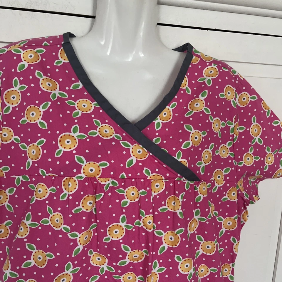 Camisa Médica Mary Engelbreit Rosa Amarillo Flores Mediana Enfermera Usada en Excelente Condición Foto 2 de 4
