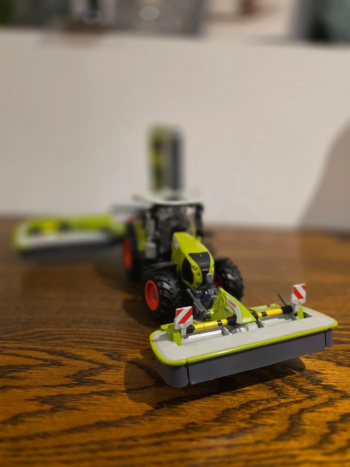 BRITAINS 1/32 CLAAS 660 ARION TRACTOR WITH MOWERS - Image 3 of 4