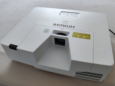 Hitachi LP-EU5002 3LCD Laser Projektor / Beamer - Ultra-Short-Throw 5000 Lumen