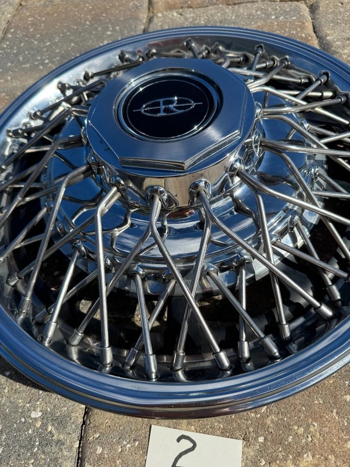 (4) 1981 Buick Riviera OEM 15" Wire Wheel Covers Foto 3 de 4