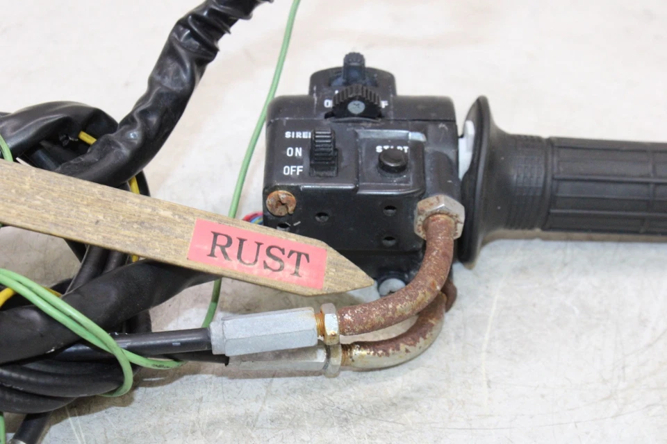 Kawasaki KZ1000P 1996 policía fabricante original clip derecho en mango interruptor de arranque apagado Foto 3 de 4