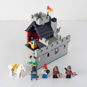 Lego 6067 Fortified Medieval Tavern with Defense Wall / Guarded Inn (1986)