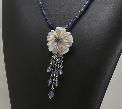 HALSKETTE UND ANHÄNGER AUS 925 SILBER MIT IOLITH UND PERLMUTTBLUME AGDV 034