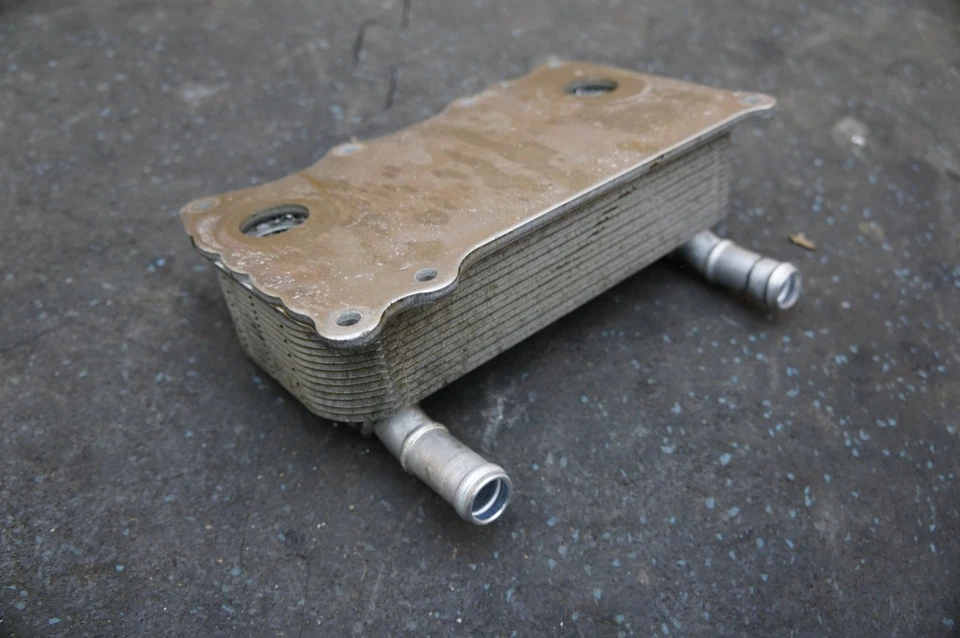 Intercambiador de calor enfriador de aceite de motor 9A110745010 Porsche 911 Cayman Boxster 2012-16 Foto 3 de 4