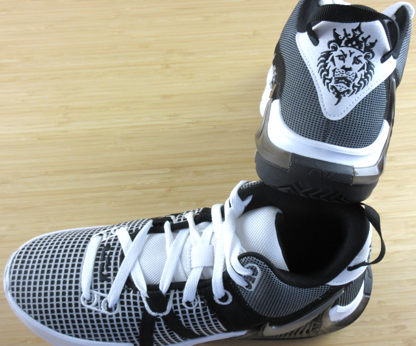 Nike Men's Lebron Witness VII Basketball Shoes White Silver Black Size 10.5 NIB thumbnail 6