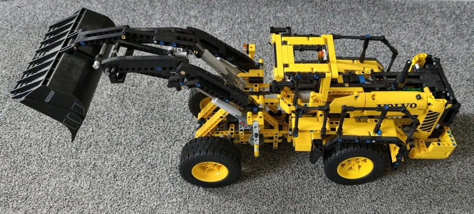 LEGO Technic 42030 Remote-Controlled Volvo L350F Wheel Loader, photo 1 of 5