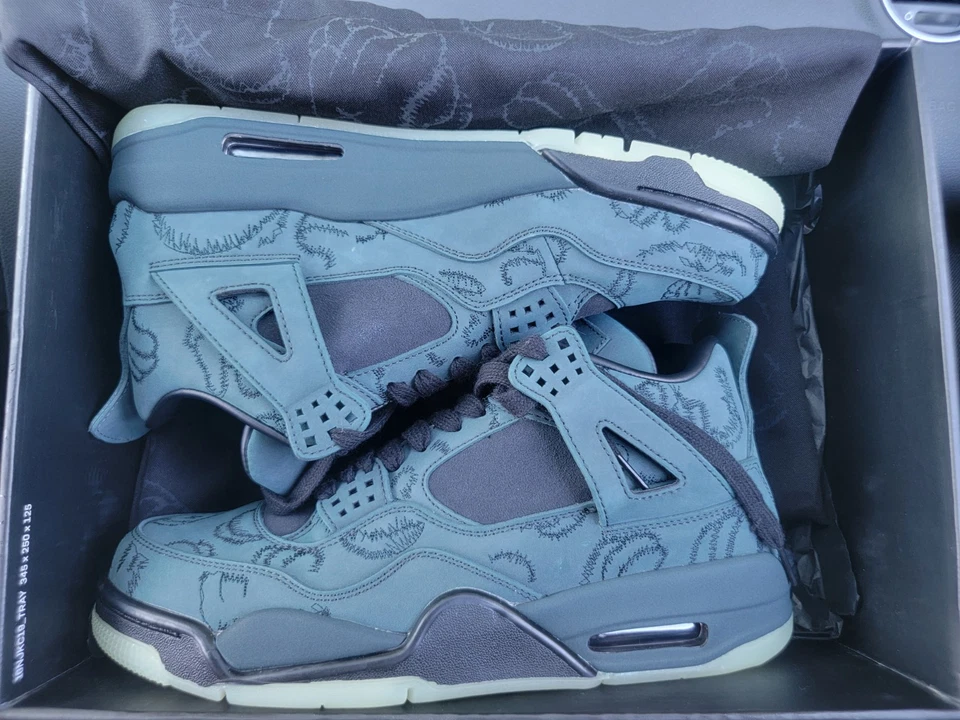Air Jordan 4 kaws Baskets pour Homme - Blanc/Gris Neutre/Noir, EU 43 - Photo 2/4