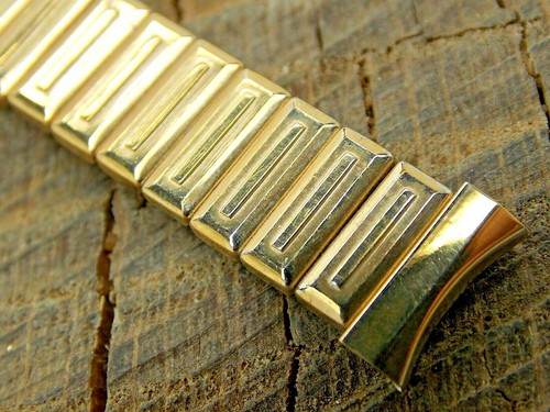 Montre-bracelet longine pour femme en or rose 18 carats, années 1960