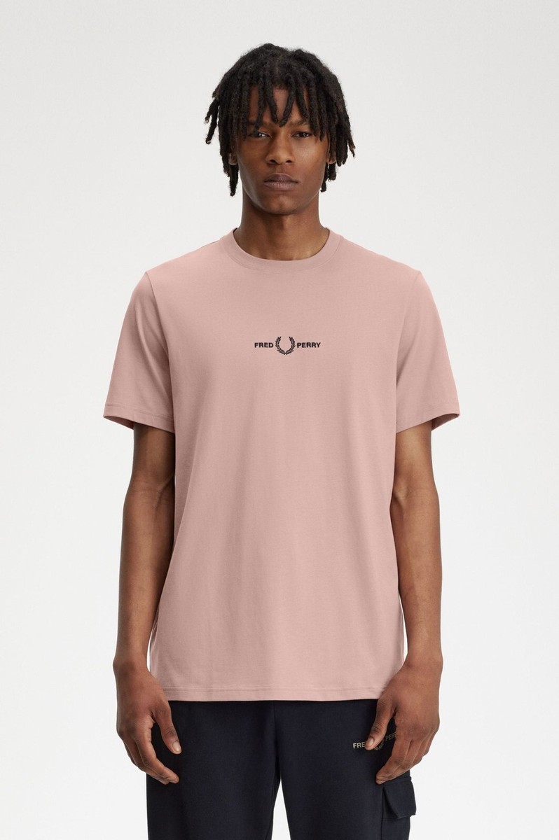 Tシャツ・カットソー FRED PERRY SS24 T-SHIRT WITH LOGO (FP-M4580-50_U53) Fred Perry T-Shirt Central Logo M4580 Men S52-Dark Pink New