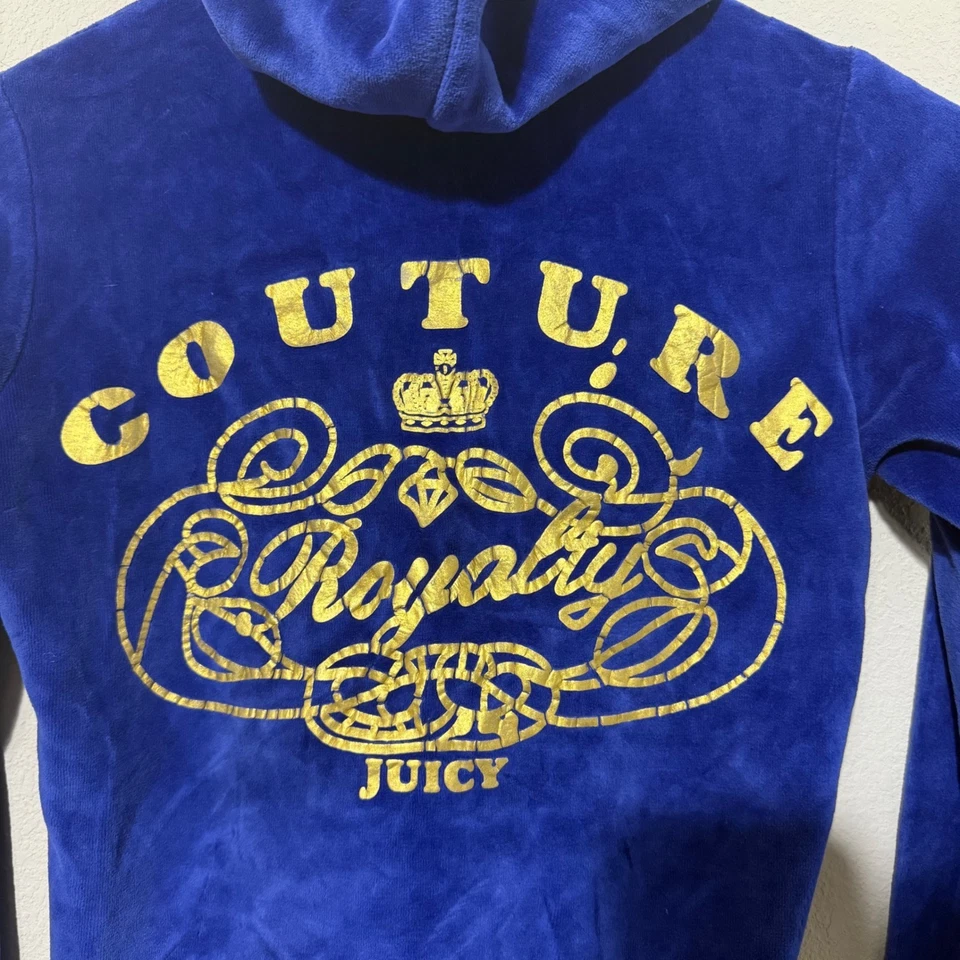 Sudadera con capucha y2K Juicy Couture azul real de terciopelo con cremallera para mujer pequeña gráfica dorada de colección Foto 4 de 4