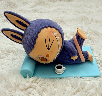 POP MART Labubu The Monsters Lazy Yoga Figur Lay Down / Americano
