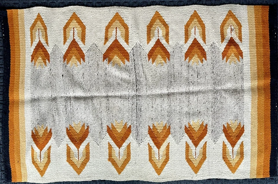 Alfombra mexicana telada a mano con patrón de flores de cactus naranjas y amarillos 55 x 35 en muy buen estado de colección Foto 4 de 4