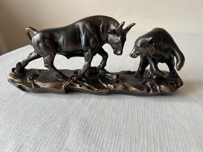 Vintage Resin Bronze Figur / Ornament eines Bären und Stiers kämpfen