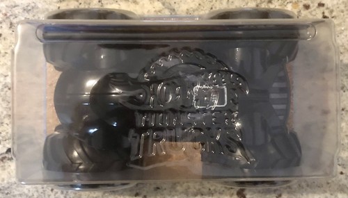 Hot Wheels MONSTER TRUCKS OVERSIZED STAR WARS DARTH VADER 1:24 HKM49 2023 - Imagen 4 de 5
