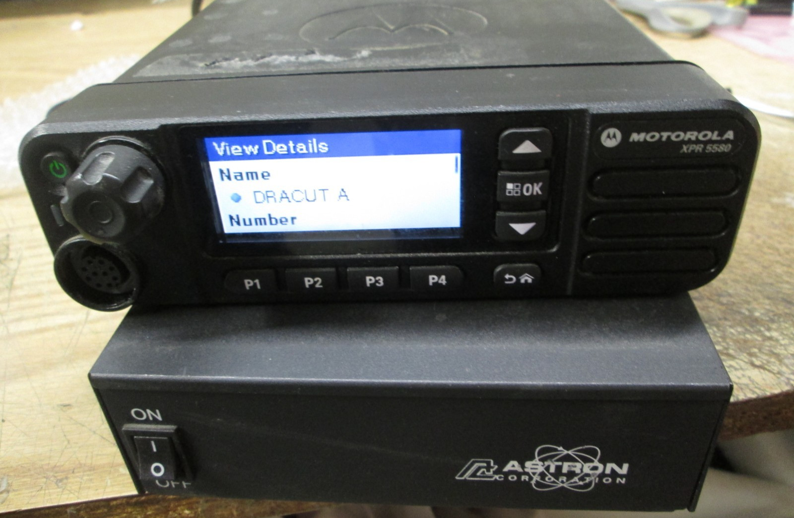 Motorola XPR5580 800/900 MHZ AAM28UMN9KA1AN Radio & Astron SS-18 Power Supply