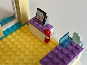 41085 LEGO&reg; Friends Vet Clinic w/ Instructions (Missing cat/dog & 3 vet tools)