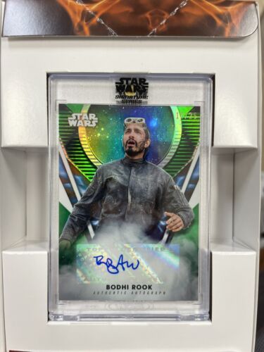 2023 Topps x Disney Star Wars Bodhi Rook signed by Riz Ahmed Limited Num 12/25 - Afbeelding 1 van 2