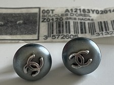 Chanel Ohrringe Grau CC Logo