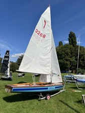 Holzkorsar mit Mahagoni Deck, Top gepflegt segelklar mit Slip-Trailer und Spi