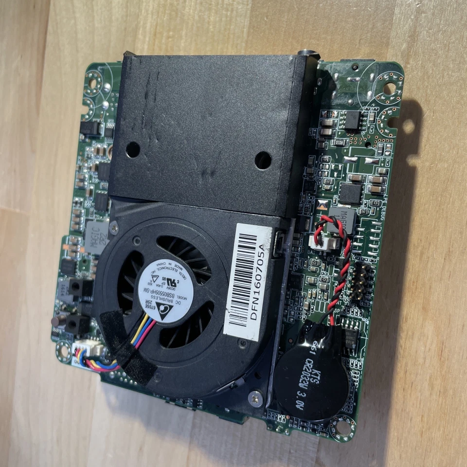 PC ultra compacta Intel Nuc Nuc5ppyb N3700 Quad Core Pentium 8 GB de RAM Foto 4 de 4