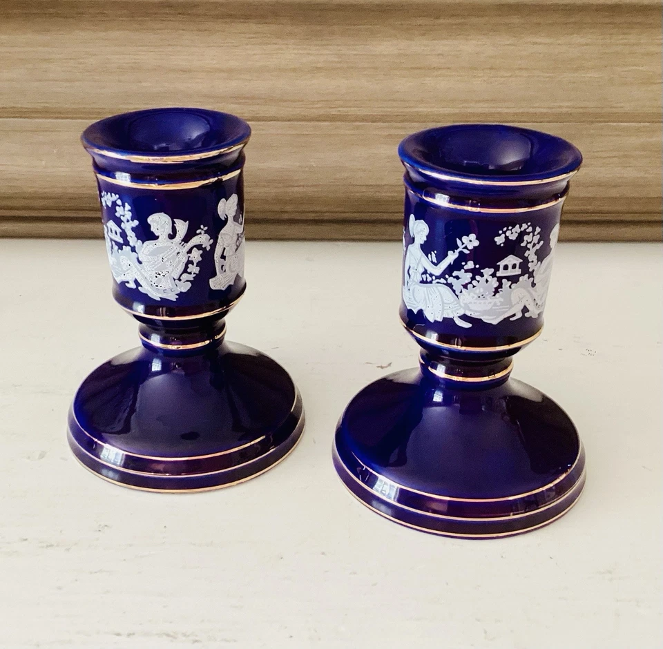 Juego de 2 candelabros griegos de porcelana vintage con detalles de oro azul cobalto y blanco Foto 3 de 4
