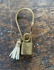 Louis Vuitton Schloss als Nachhängen