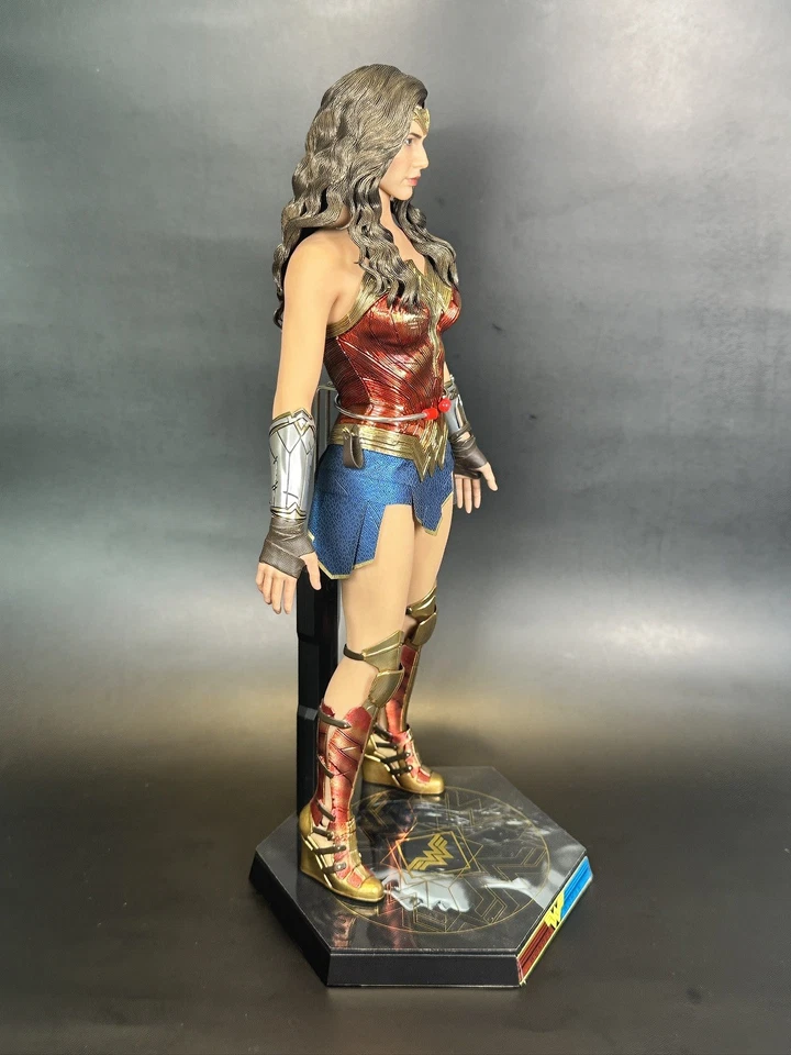 Wonder Woman 1984 hot toys With Custom Light Up lasso Of Truth! - Image 4 of 4