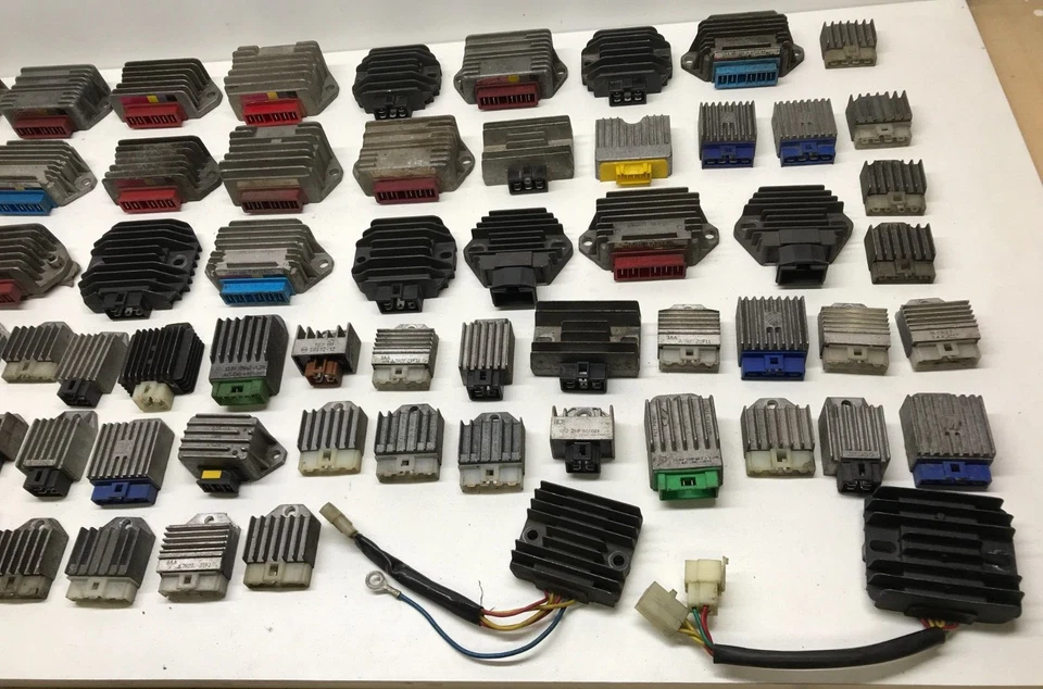 REGOLATORE DI TENSIONE SCOOTER MOTO PIAGGIO GILERA YAMAHA APRILIA HONDA ECC - Immagine 3 di 4