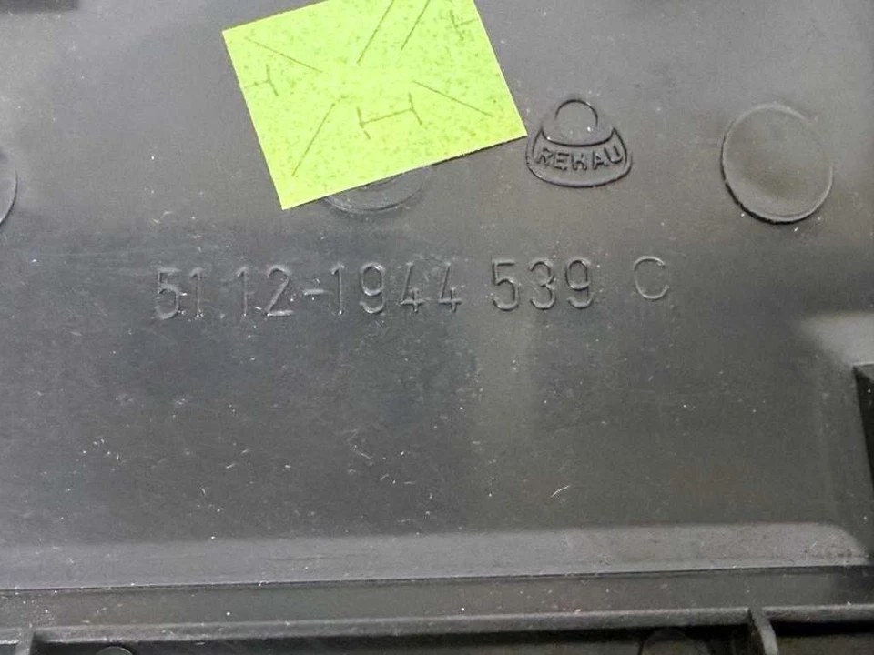 89-95 BMW E34 Serie 5 Parachoques Trasero Gancho Cubierta 51121944539 OEM Genuino Nuevo Foto 3 de 4