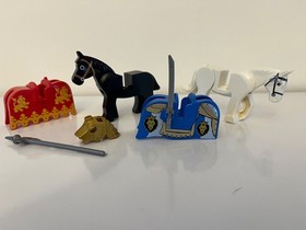 LEGO Blue Lion and Horse Barding / Red Barding Yellow Lion King's Castle Horses