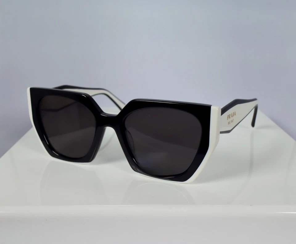 Gafas de sol rectangulares para mujer Prada Line PR15WS 09Q5S0 en lentes blancas y negras/grises Foto 2 de 4