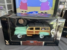 Road Signature 1/18 Scale Diecast 20028 - 1948 Ford Woody - Green Opened