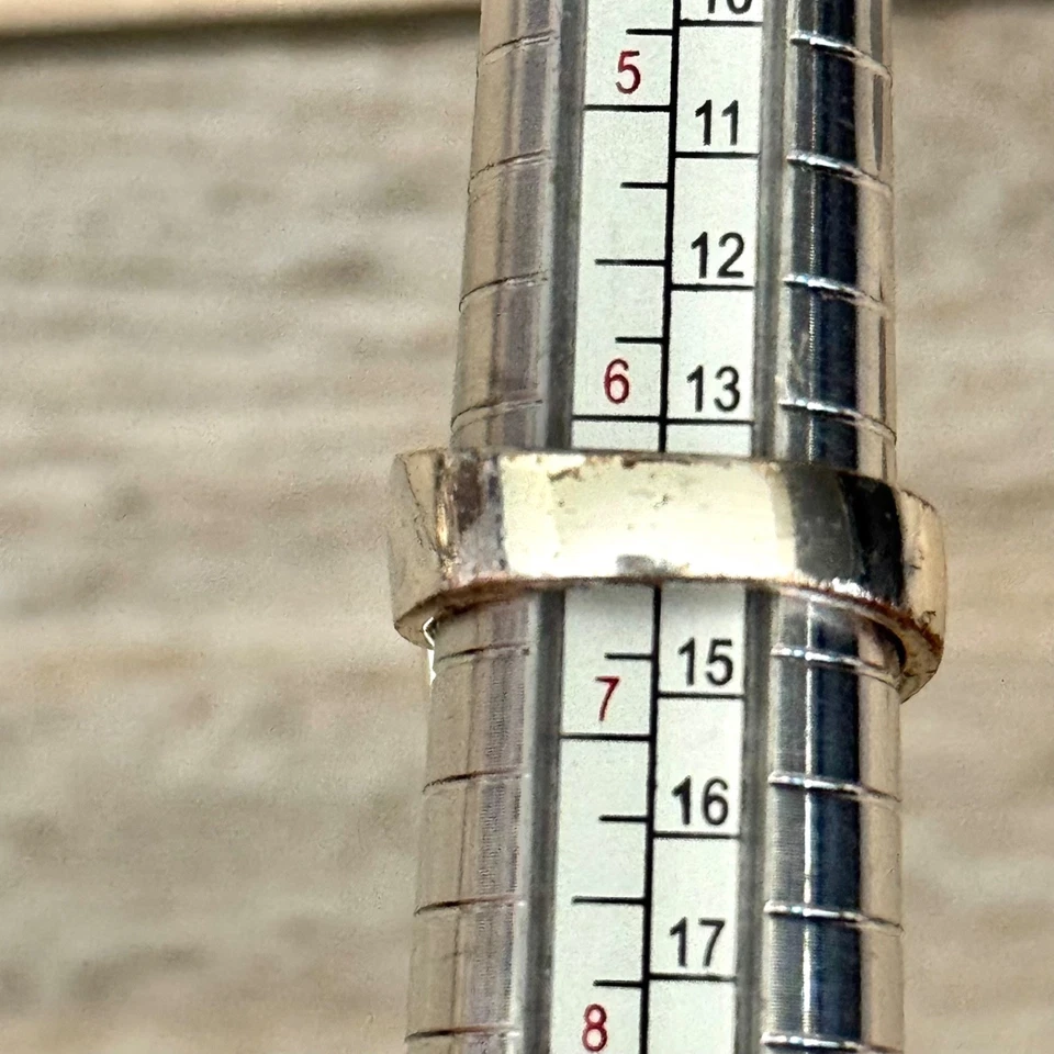 Anillo llamativo hebilla entrelazada con diamantes de imitación blancos y marcasita tono plata Foto 3 de 4